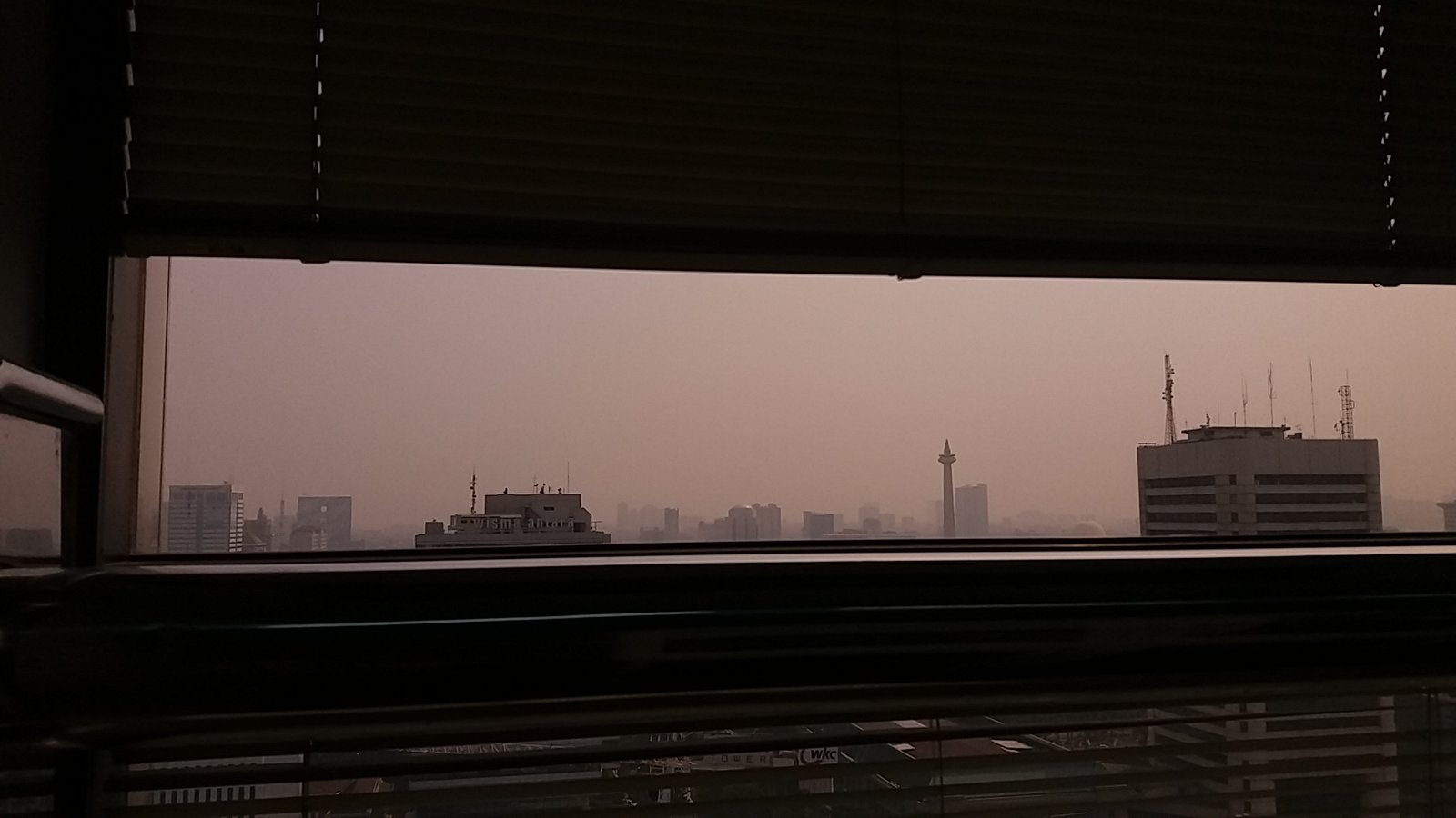 monas dari balik kaca