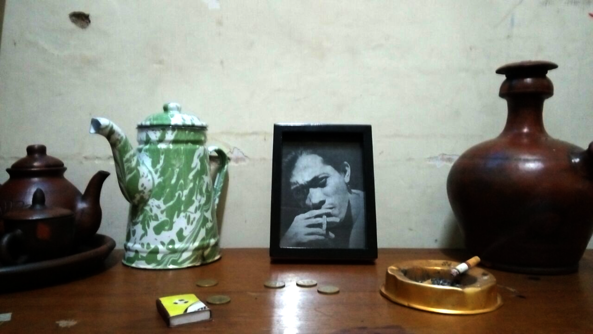 Penyair yang Menggantungkan Leher Pada Puisinya Sendiri